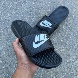 WMNS NIKE BENASSI SLIDES JUST
DO IT BLACKS WHITES